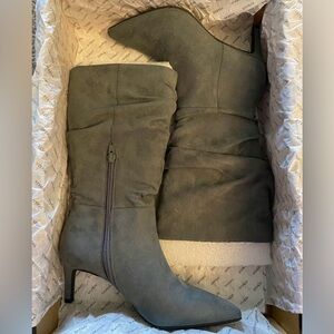 2 1/2” Stiletto heel; 10” Slouching Shaft; Pointed-toe.
